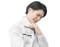 あごに手をついて、困っている様子の男性の写真