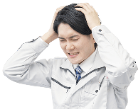困った表情で頭を抱える様子の男性の写真