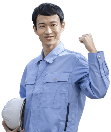 右腕でヘルメットを抱え、左腕でガッツポーズをとる男性の写真